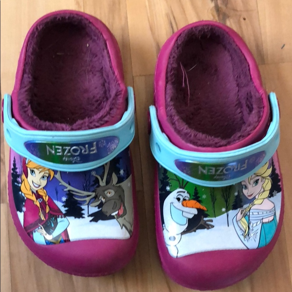 Fuzzy crocs 8/9